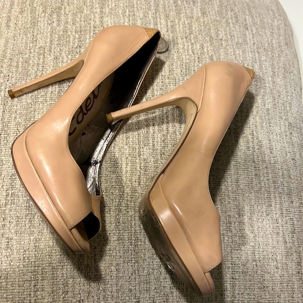 Gently worn  nude pumps